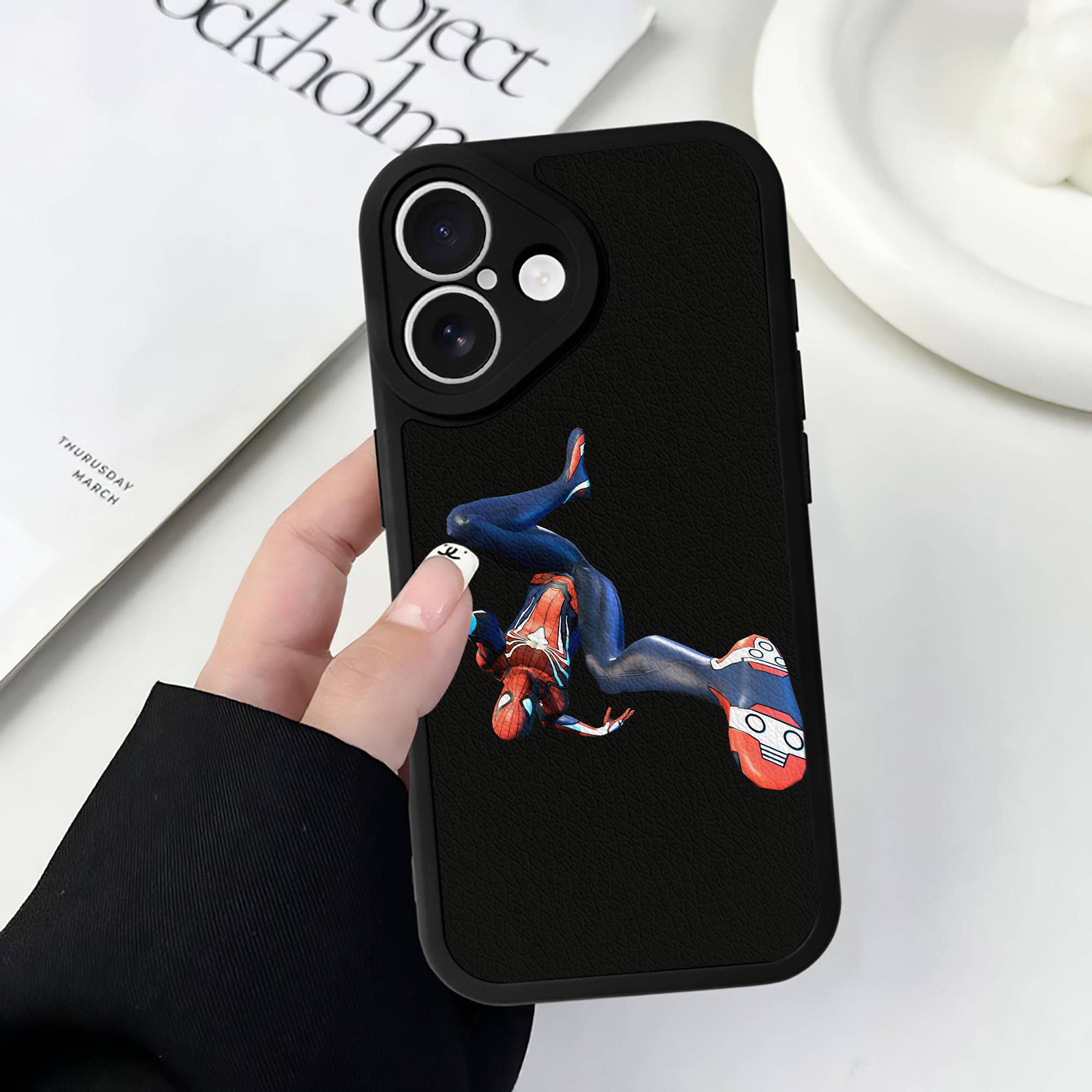 （画像用） Spider Man スパイダーマン 【iPhone 16シリーズ対応】シリコンスマホケース（レザー調） 材質：シリコン